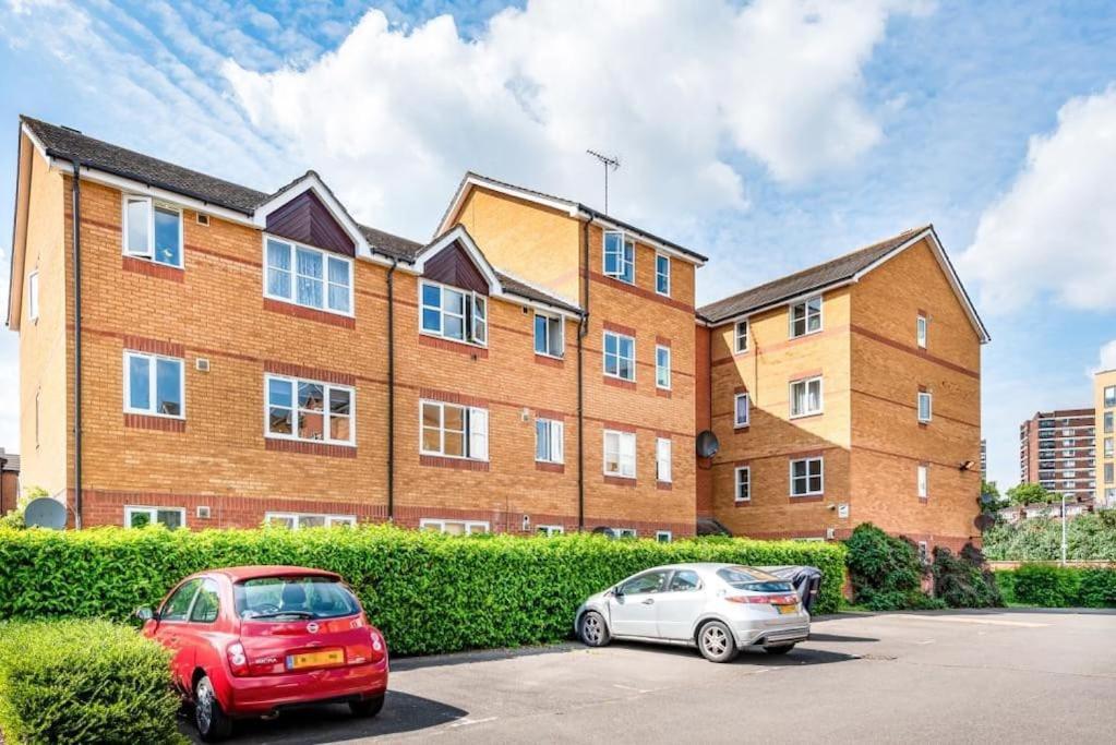 Morden Flat Close To Dlr Station With Free Parking Londres Exterior foto